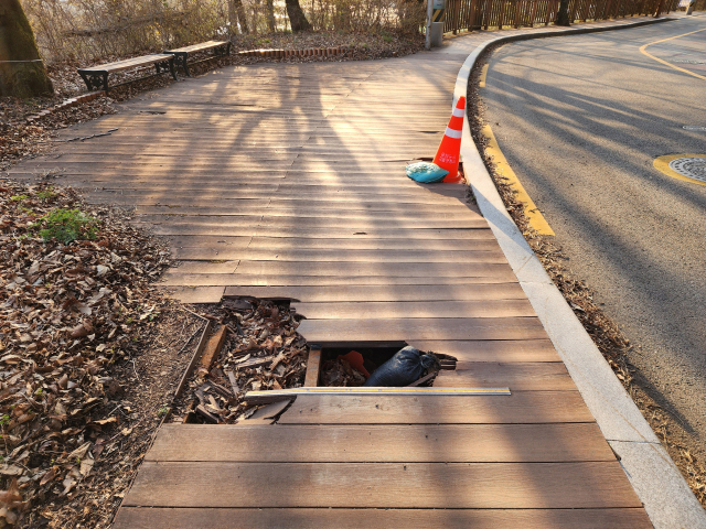 지난 2일 부산 금정구 금성동 남문 입구 산성고개에서 마을버스 금정구1 종점 산성공해마을까지 이어지는 덱 곳곳이 파손돼있다. 부산환경회의 제공