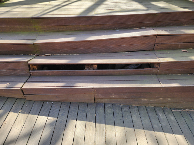 지난 2일 부산 금정구 금성동 남문 입구 산성고개에서 마을버스 금정구1 종점 산성공해마을까지 이어지는 덱 곳곳이 파손돼있다. 부산환경회의 제공