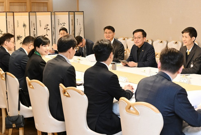 최상목 부총리 겸 기획재정부 장관이 4월 3일 서울 종로구 정부서울청사에서 주요 투자은행(IB) 및 연구기관 거시경제 전문가들과 간담회를 갖고 있다. 기재부 제공