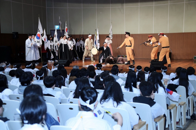 경남 창원시가 3일 진해구 웅동중학교에서 독립운동 재현극을 열고 있다. 1919년 4월 3일 웅동중학교 학교 전신인 계광학교 주기용 선생 주도 아래 웅천·웅동면 주민들이 자주독립과 항일의지를 담은 내용이다. 애초 기념식 후 거리행진과 독립운동기념비 참배 등이 예정돼 있었으나 우천으로 취소됐다. 창원시 제공