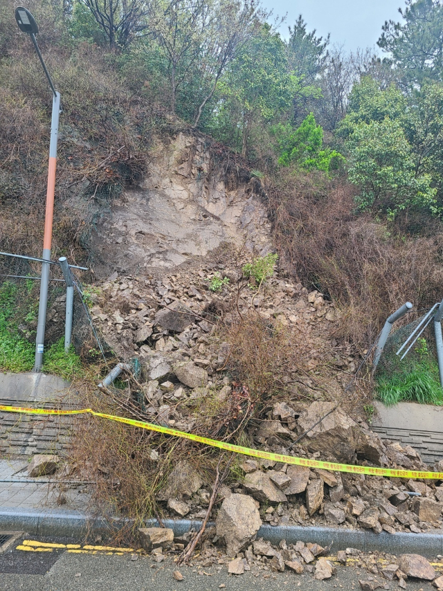 3일 낮 12시 10분께 부산 해운대구 송정동 송정어귀삼거리에서 달맞이교 올라가는 길 우측 산비탈 일부가 무너졌다. 해운대경찰서 제공