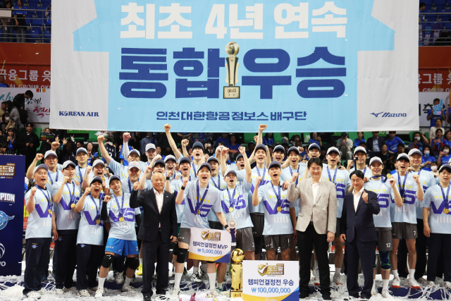 2일 경기도 안산상록수체육관에서 열린 프로배구 V리그 남자부 챔피언결정전 3차전 OK금융그룹 읏맨과 대한항공 점보스의 경기. 이날 경기에서 승리하며 챔피언 자리에 오른 대한항공 선수들이 트로피를 들고 기뻐하고 있다. 연합뉴스