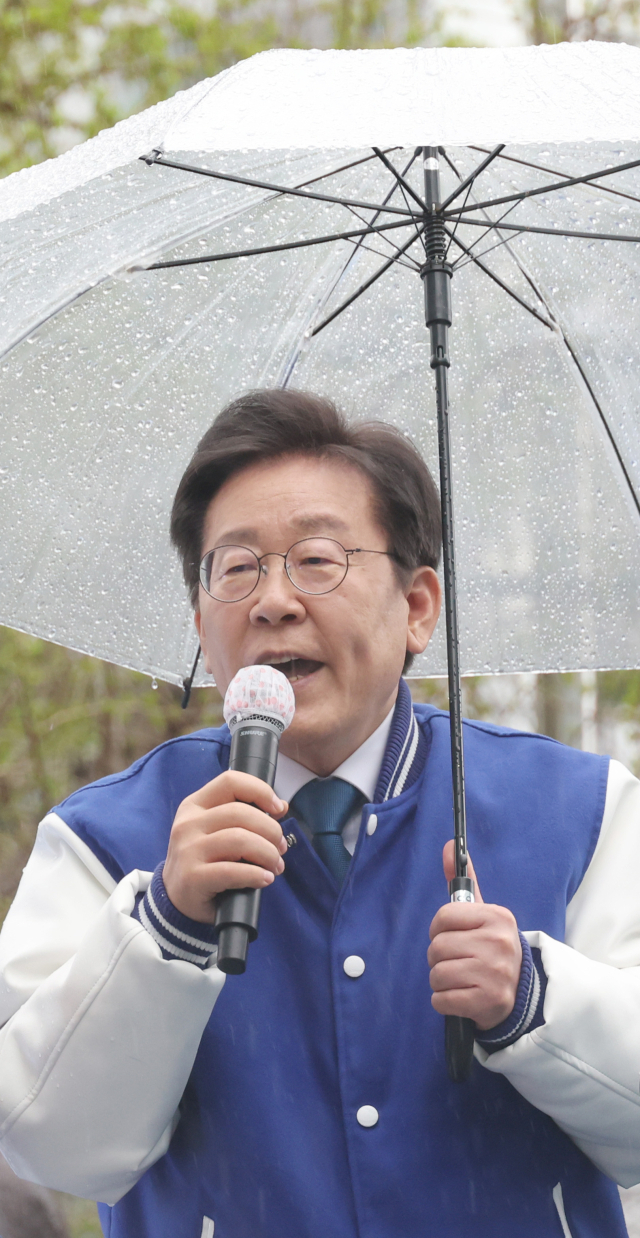 더불어민주당 이재명 대표가 3일 창원 성산구를 방문, 허성무 후보 지지 유세를 하고 있다. 연합뉴스 제공.