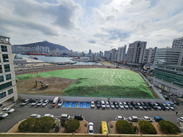 1979년에 역사의 뒤안길로 사라지기 전 옛 부산세관 청사(위)와 복원 건물이 들어설 곳으로 부산세관이 구상하고 있는 부산항만공사(BPA) 소유 북항 재개발 1단계 부지. 부산세관박물관 제공