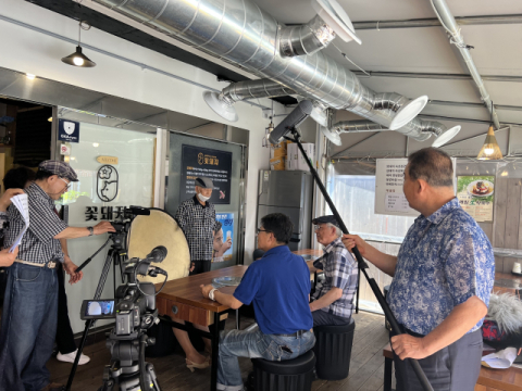 남구노인복지관 영상동아리 회원들의 영화 촬영 장면.