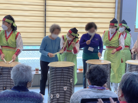 부산 남구노인복지관 난타동아리 두드림 회원들의 자원봉사 공연.