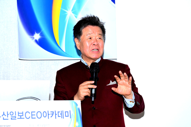 콤비마케팅연구원 김광호 원장이 지난 2일 부산롯데호텔 3층 펄룸에서 열린 부산일보CEO아카데미에서 ‘골프와 경영-언더독의 역습’을 주제로 강연하고 있다.