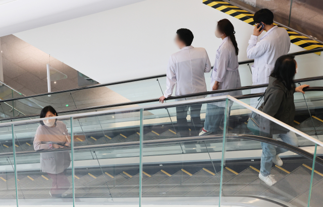 윤석열 대통령이 의대 증원에 반발해 집단행동을 이어가고 있는 전공의들을 직접 만나 대화하겠다고 제안한 가운데 3일 오전 서울 한 대학병원에서 의료진이 이동하고 있다. 연합뉴스