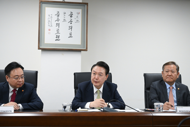 윤석열 대통령이 지난 2일 충남 공주시 공주의료원에서 열린 의료진과의 간담회에서 발언하고 있다. 연합뉴스