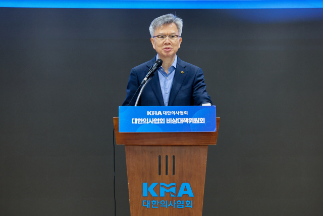 김택우 대한의사협회 비상대책위원회 위원장이 3일 오후 서울 용산구 대한의사협회에서 열린 의대 정원 증원 저지를 위한 비상대책위원회 정례브리핑에서 윤석열 대통령이 전공의들과의 직접 대화를 제안한 것에 대한 입장을 밝히고 있다. 연합뉴스