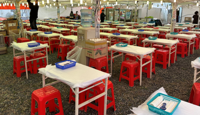 지난달 23일부터 열흘간 경남 창원시 진해구 전역에서 열린 ‘진해군항제’에서 무신고 불법 영업을 하는 노점상들. 강대한 기자