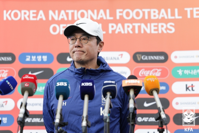 황선홍 한국 올림픽 축구대표팀 감독이 지난 1일 경기도 이천종합운동장에서 취재진과 인터뷰를 하고 있다. 연합뉴스