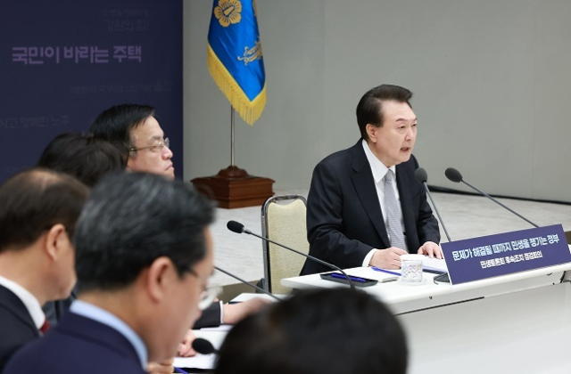 윤석열 대통령이 4일 서울 용산 대통령실 청사에서 열린 민생토론회 후속 조치 2차, 경제분야 점검 회의에서 발언하고 있다. 연합뉴스