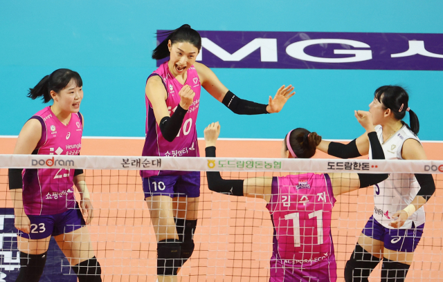 흥국생명 김연경이 지난 1일 인천 삼산월드체육관에서 열린 프로배구 V리그 여자부 챔피언결정전 3차전 현대건설과 경기에서 득점 성공한 뒤 기뻐하고 있다. 연합뉴스