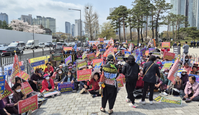 부산 기장군에서 올라온 잠수복을 입은 해녀들이 4일 오후 서울 용산 대통령실 앞에서 '어업인 생존권 쟁취 결의대회'에서 피켓을 들고 구호를 외치고 있다. 박석호 기자.
