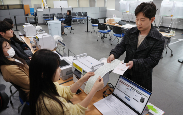 부산시선거관리위원회 관계자들이 제22대 국회의원선거 사전투표를 하루 앞둔 4일 오후 부산 연제구청에 마련된 사전투표소에서 모의 투표를 하는 등 현장 점검을 하고 있다. 정종회 기자 jjh@