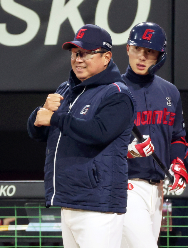 롯데 자이언츠 김태형 감독이 지난달 26일 광주에서 열린 KIA 타이거즈의 경기에서 웃는 표정으로 대타 교체를 알리고 있다. 연합뉴스