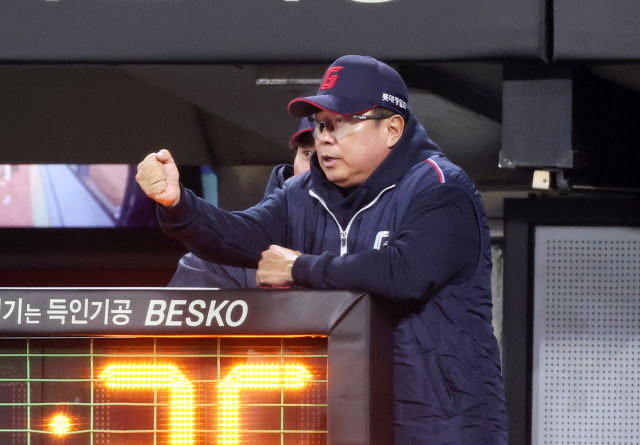 롯데 자이언츠 김태형 감독이 지난달 27일 광주에서 열린 KIA 타이거즈와 경기에서 주먹을 불끈 쥐고 있다. 연합뉴스