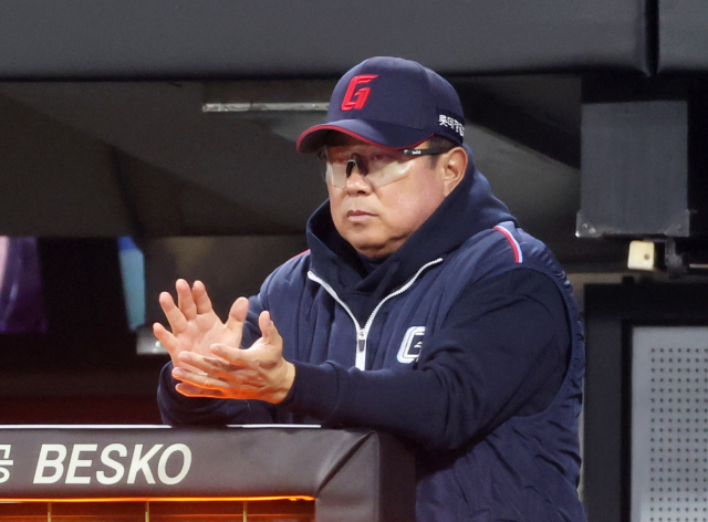 롯데 자이언츠 김태형 감독이 지난달 27일 광주에서 열린 KIA 타이거즈와 경기에서 손뼉을 치고 있다. 연합뉴스