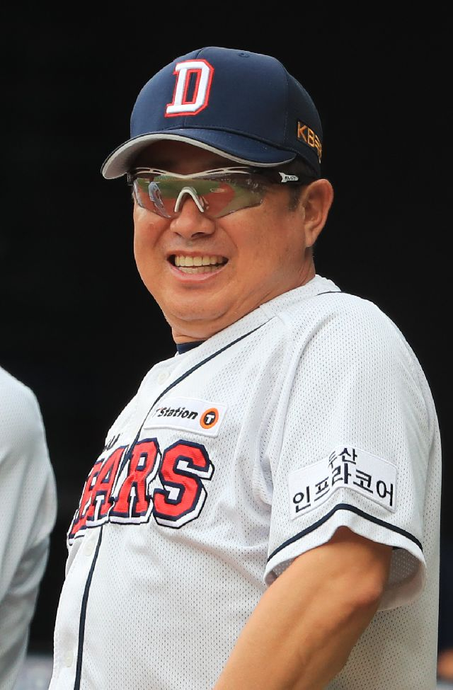 2018년 7월 한화 이글스와 경기에서 미소짓고 있는 두산 시절 김태형 감독. 연합뉴스
