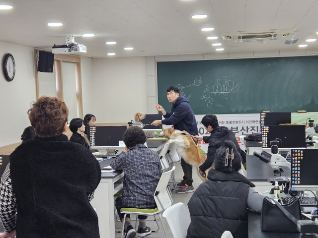 부산진구(구청장 김영욱)는 지난달 30일 부산여자대학교 강의실에서 제1회 ‘부산진구 반려동물 문화교실’을 부산여대 동물보건과와 함께 운영했다.
