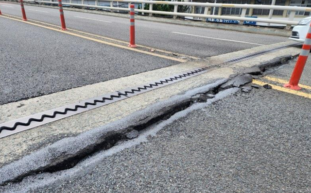 4일 부산 영주고가교 교각 상판 도로 이음 부분에 생긴 균열로 도로에 7cm가량 높낮이 차이가 생겼다. 부산 동구청 제공