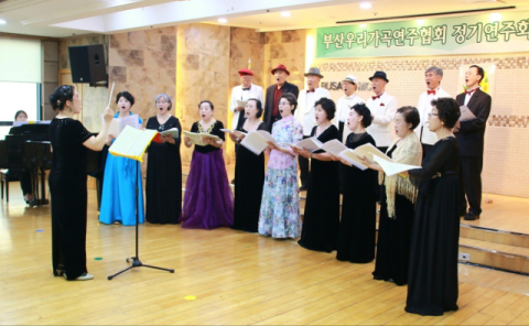 아모르합창단 공연 장면. 4월 9일 부산 해운대문화회관에서 80세 이상 회원들만의 공연을 가진다.