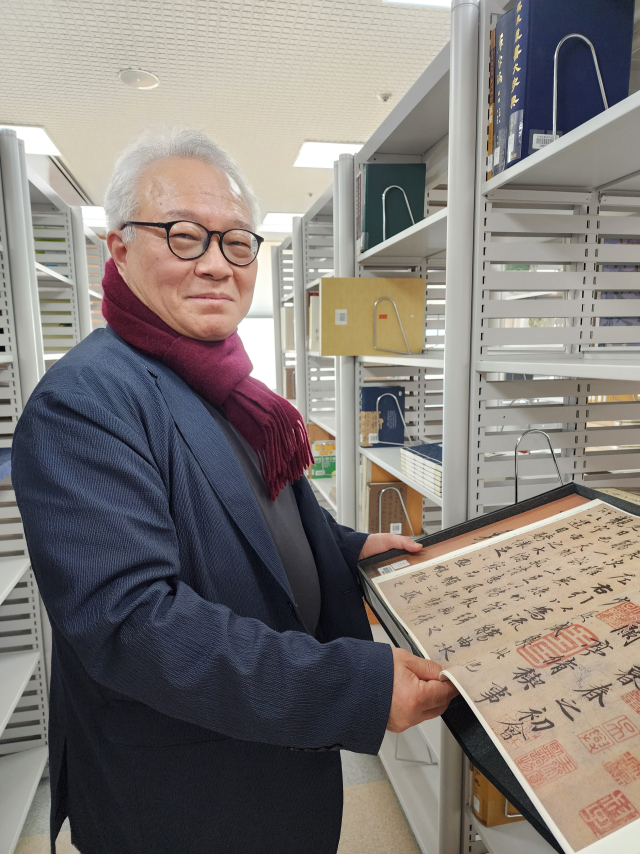 경성대 하영삼 중국어과 교수가 세계한자학도서관에서 고서를 펼쳐 들고 있다. 박종호 기자 nleader@