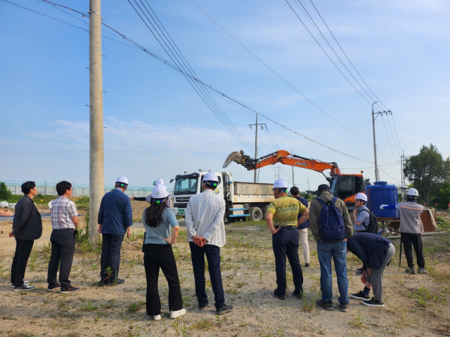 지난해 6월 부산 강서구 에코델타시티 3단계 사업부지 중 오염지역 92개 필지 중 한곳을 민간협의체가 현장 실사하고 있다. 한국수자원공사 제공