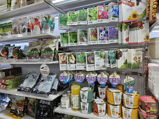 ‘홈파밍’과 ‘홈가드닝’ 관련 원예 제품들이 진열된 다이소 매장의 모습.