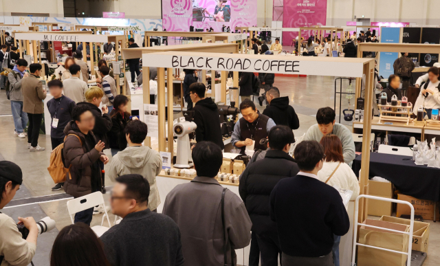 지난 2월 부산 벡스코 제1전시장에서 열린 '2024 코리아 커피 챔피언십 & 스카마켓 인 부산' 행사를 찾은 관람객들이 다양한 커피 부스를 둘러보고 있다. 정종회 기자 jjh@