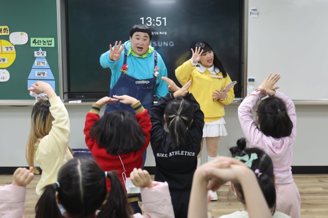 지난달 26일 부산 남구 문현초등학교 늘봄학교에서 유튜버 겸 개그맨인 김원구·박이안 씨가 재능기부를 하고 있다. 이재찬 기자 chan@