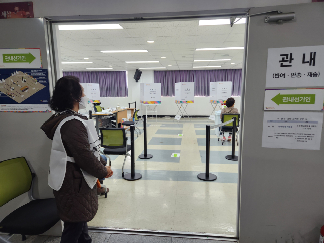 4·10총선 사전투표 첫날인 5일 부산 해운대구 재송 1동 행정복지센터에 마련된 사전투표소에서 유권자들이 사전투표를 하고 있다. 변은샘 기자 iamsam@