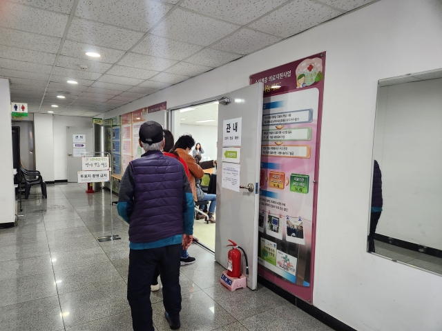 4·10총선 사전투표 첫날인 5일 부산 해운대구 재송 1동 행정복지센터에 마련된 사전투표소에서 유권자들이 사전투표를 하고 있다. 변은샘 기자 iamsam@