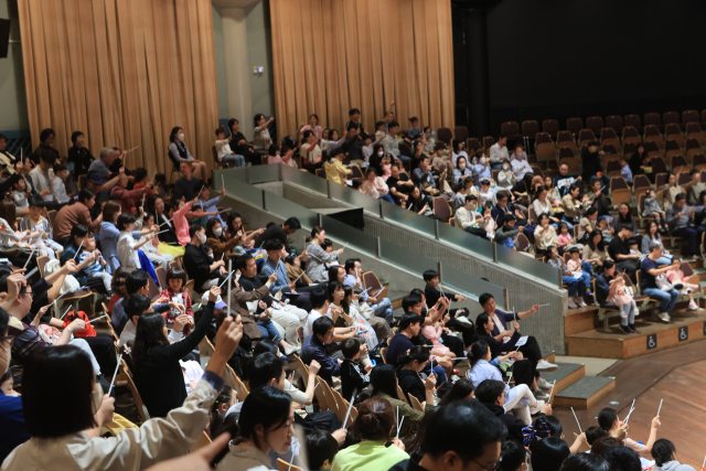 관객 지휘 모습. 꾸러기예술단 제공