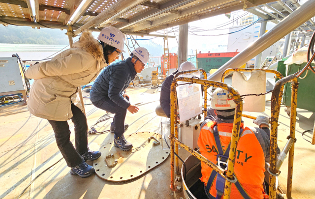 중소조선연구원 관계자가 조선소 생산현장을 점검하고 있다. 중소조선연구원 제공