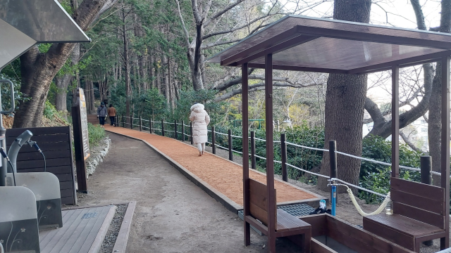 부산 서구 초장동 천마산 하늘전망대 인근에 조성된 초장동 황톳길. 서구청 제공
