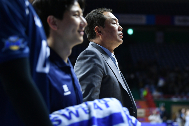 KCC 전창진 감독이 지난 9일 SK와 프로농구 6강 PO 3차전에서 선수들의 경기를 지켜보고 있다. KBL 제공