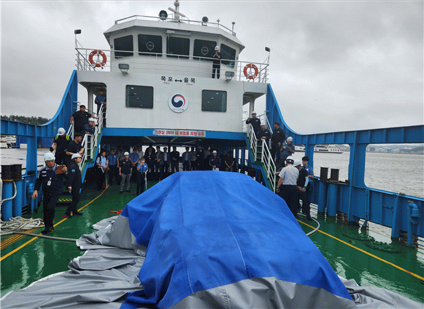 울산항만공사(UPA, 사장 김재균)는 전기차 화재의 공동대응을 위해 울산항 내 10개 기관 및 업․단체와 업무협약을 체결했다고 9일 밝혔다. 사진은 지난해 7월 목포항에서 시행된 선박내 전기차 화재대응 현장훈련. 해수부 제공