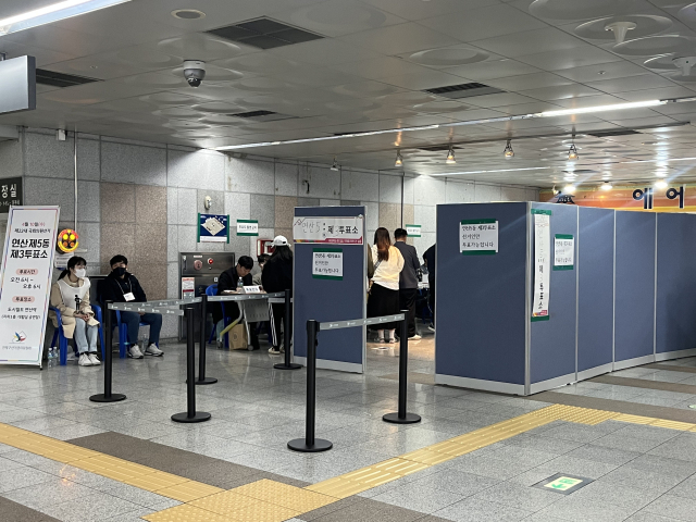 10일 도시철도 연산역에 마련된 4.10 총선 투표장. 양보원 기자 bogiza@busan.com