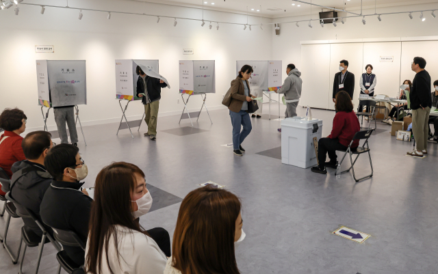 제22대 국회의원 선거일인 지난 10일 부산 부산진구청 백양홀에 마련된 부암1동 제4투표소를 찾은 유권자들이 투표하고 있다. 김종진 기자 kjj1761@