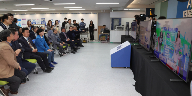 지난 10일 오후 더불어민주당 부산시당에서 후보와 당 관계자들이 총선 출구조사 결과를 진지한 표정으로 지켜보고 있다. 정종회 기자 jjh@