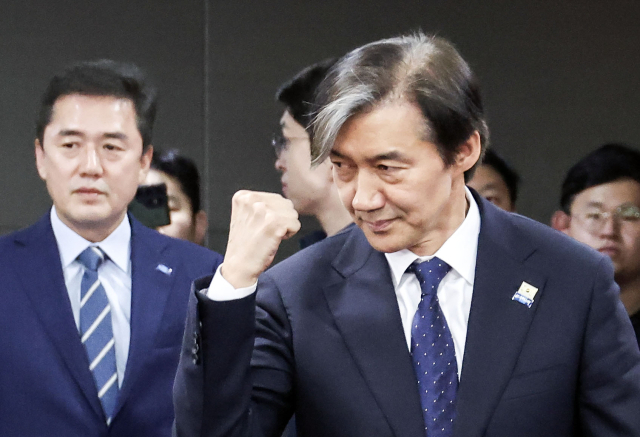 조국혁신당 조국 대표가 10일 총선 출구조사 결과 발표를 보기 위해 국회 의원회관에 입장하고 있다. 연합뉴스