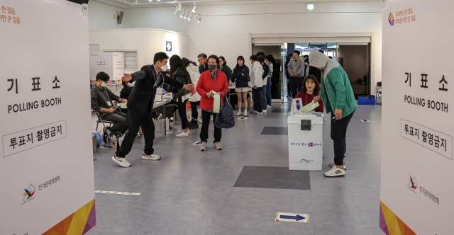 제22대 국회의원 선거일인 10일 부산 부산진구청 백양홀에 마련된 부암1동 제4투표소를 찾은 유권자들이 소중한 한 표를 행사하고 있다. 김종진 기자 kjj1761@