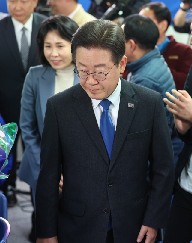 제22대 국회의원선거 인천 계양구을에 출마한 더불어민주당 이재명 대표가 11일 인천 계양구에 마련한 본인의 선거사무소로 들어오고 있다. 연합뉴스 제공.