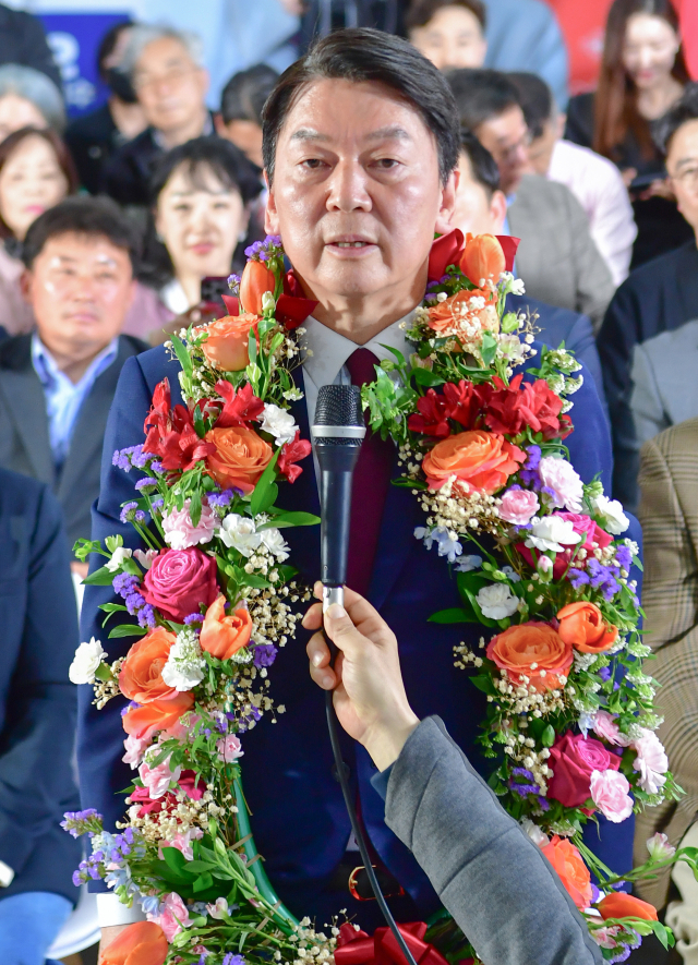 제22대 국회의원선거 분당갑에 출마한 국민의힘 안철수 후보가 11일 오전 경기도 성남시 분당구 선거사무소에서 당선 소감을 말하고 있다. 연합뉴스 제공.