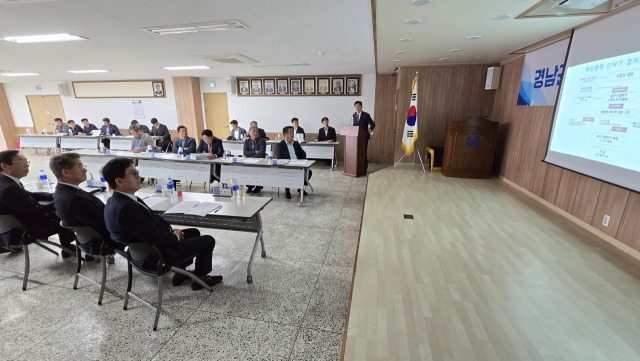 경남해상풍력대책위원회는 11일 통영수협 회의실에서 긴급 대책회의를 열고 가능한 수단과 방법을 총동원해 무분별한 해상풍력 사업 백지화 투쟁에 나서기로 했다. 김민진 기자