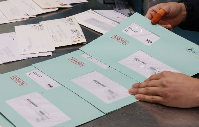 지난달 7일 부산지방우정청 남부산우체국에서 직원이 치매환자에게 전달할 등기 우편물을 분류하고 있다. 남부산우체국은 전국 최초로 부산 남구보건소 치매안심센터와 협업을 통해 매월 치매환자 200명에게 집배원이 직접 등기우편물 배달과 함께 인터뷰 관찰을 통해 맞춤형 복지서비스를 받을 수 있도록 도와줄 예정이다. 정종회 기자 jjh@