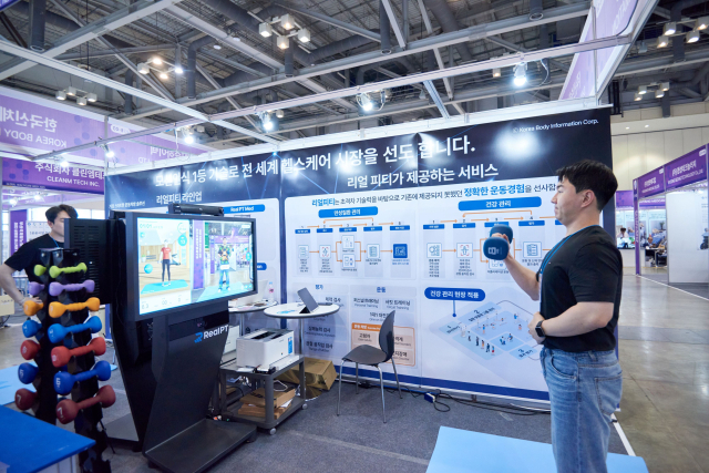 지난해 8월 17일부터 19일까지 부산 해운대구 벡스코 제1전시장에서 열린 '2023 글로벌 헬스케어 위크'에서 관람객들이 참가 기업의 서비스를 체험해보고 있다. 글로벌 헬스케어 위크 사무국 제공