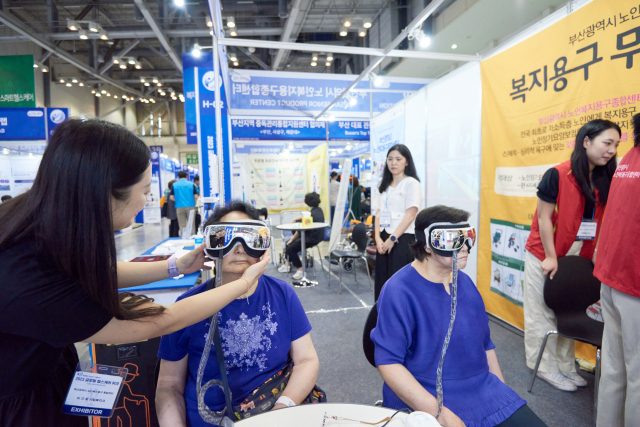지난해 8월 17일부터 19일까지 부산 해운대구 벡스코 제1전시장에서 열린 '2023 글로벌 헬스케어 위크'에서 관람객들이 참가 기업의 제품을 체험해보고 있다. 글로벌 헬스케어 위크 사무국 제공